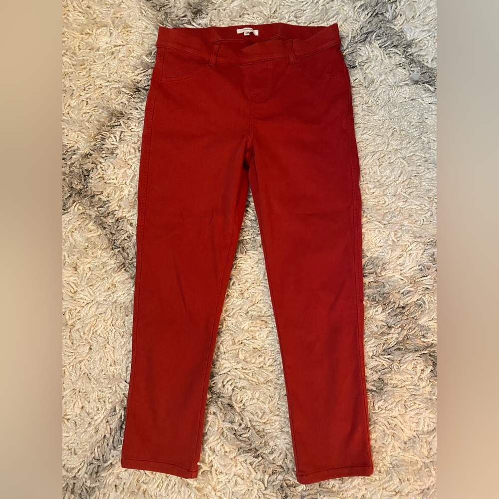 Maurices pull on cropped jeggings with faux front pockets.